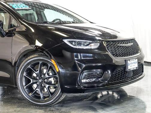 Diamond Black Crystal Pearlcoat 2025 Chrysler Pacifica Limited