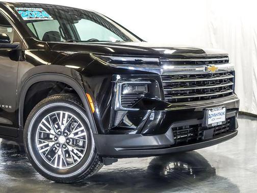 Mosaic Black Metallic 2024 Chevrolet Traverse LT