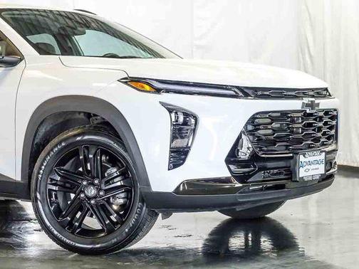 Summit White 2026 Chevrolet Trax FWD ACTIV
