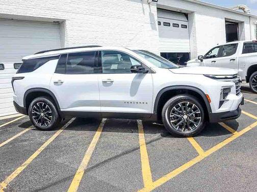 Polar White Tricoat 2026 Chevrolet Traverse LT