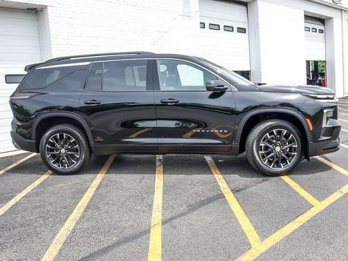 Mosaic Black Metallic 2026 Chevrolet Traverse LT
