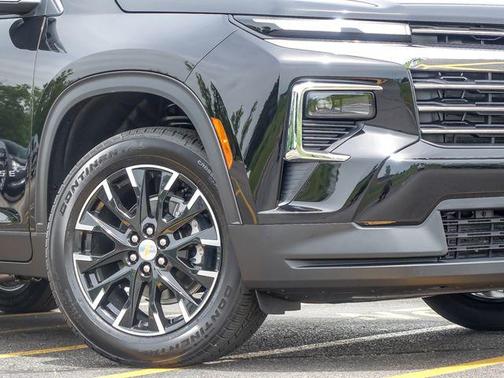 Mosaic Black Metallic 2026 Chevrolet Traverse LT
