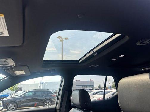 Mosaic Black Metallic 2023 Chevrolet Traverse LT Leather