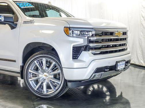 Iridescent Pearl Tricoat 2022 Chevrolet Silverado 1500 High Country