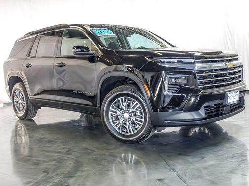 Mosaic Black Metallic 2026 Chevrolet Traverse LT
