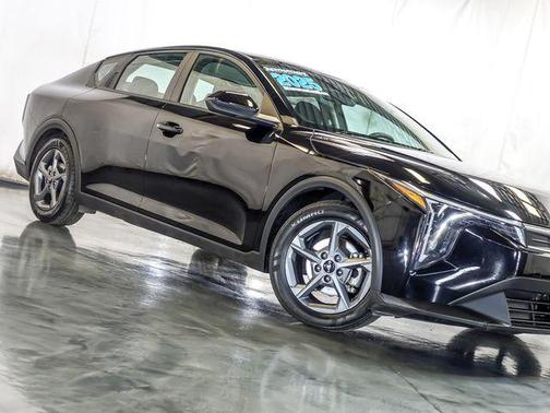 Aurora Black Pearl 2025 Kia K4 LXS