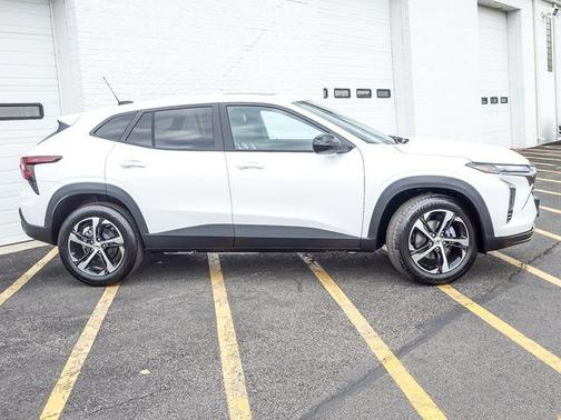 Summit White 2026 Chevrolet Trax FWD 1RS
