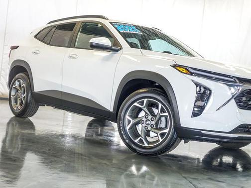Summit White 2025 Chevrolet Trax LT