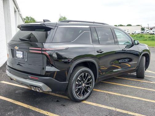 Mosaic Black Metallic 2026 Chevrolet Traverse LT