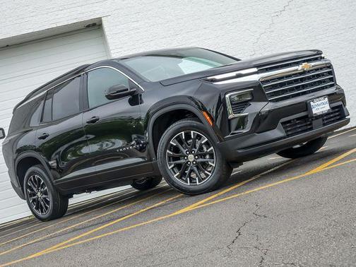Mosaic Black Metallic 2026 Chevrolet Traverse LT