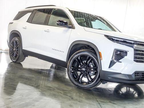 Summit White 2026 Chevrolet Traverse LT