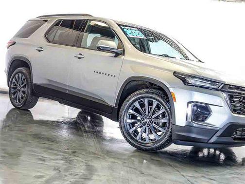 Sterling Gray Metallic 2023 Chevrolet Traverse RS