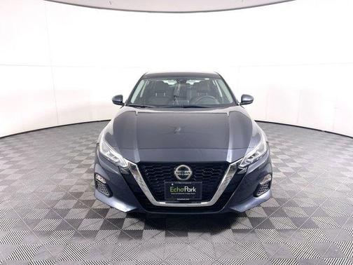 Photo 2 of 33 of 2021 Nissan Altima 2.5 SV