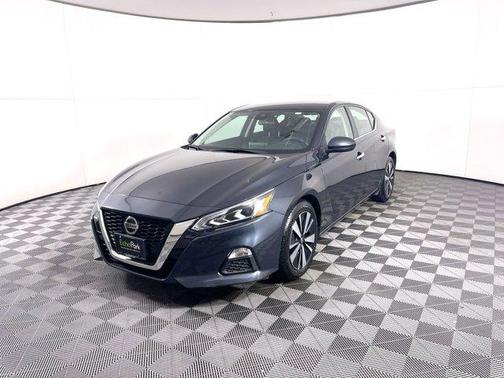 Photo 3 of 33 of 2021 Nissan Altima 2.5 SV