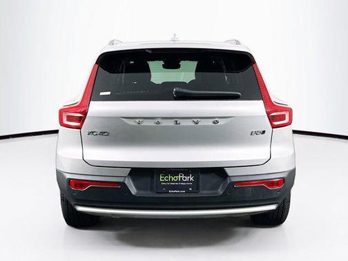 Silver Dawn Metallic 2025 Volvo XC40 Core Bright Theme