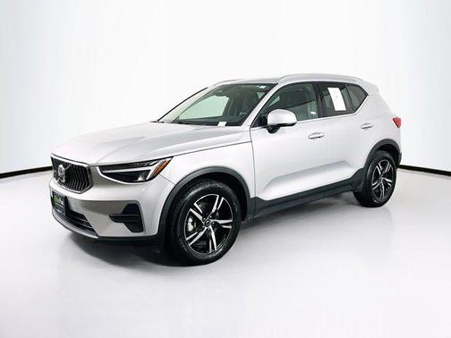 Silver Dawn Metallic 2025 Volvo XC40 Core Bright Theme