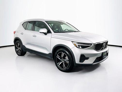 Silver Dawn Metallic 2025 Volvo XC40 Core Bright Theme