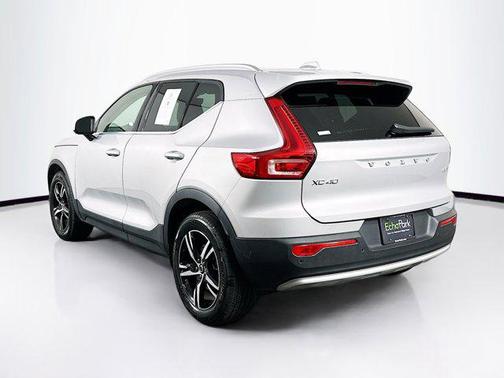 Silver Dawn Metallic 2025 Volvo XC40 Core Bright Theme