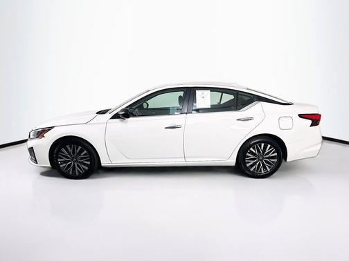 Glacier White 2025 Nissan Altima SV