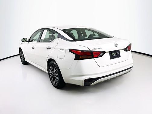 Glacier White 2025 Nissan Altima SV