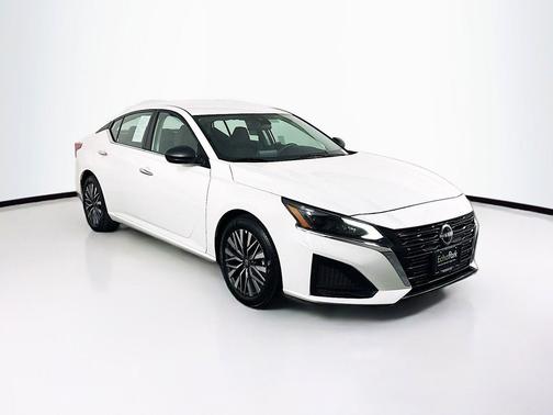 Glacier White 2025 Nissan Altima SV