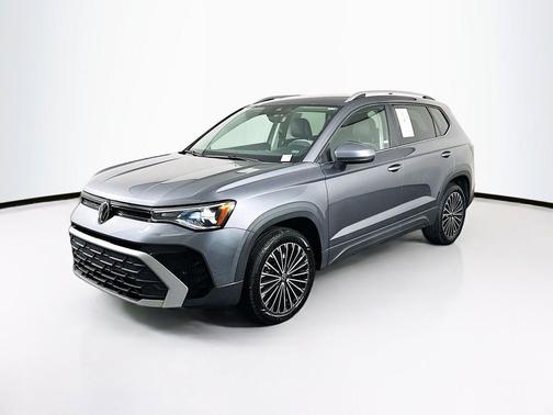 Monument Gray 2025 Volkswagen Taos SE