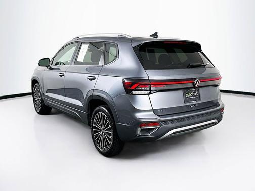 Monument Gray 2025 Volkswagen Taos SE