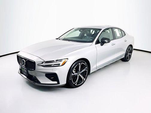 2024 Volvo S60 Plus Dark Theme