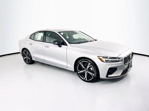 2024 Volvo S60 Plus Dark Theme