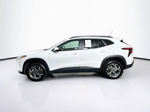 Summit White 2025 Chevrolet Trax LT