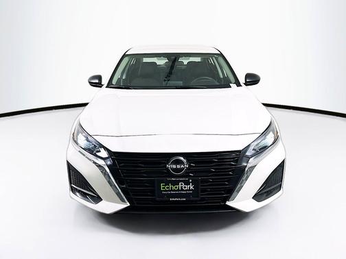 Glacier White 2025 Nissan Altima SV