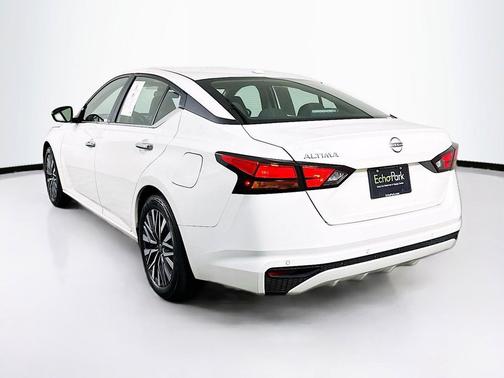 Glacier White 2025 Nissan Altima SV