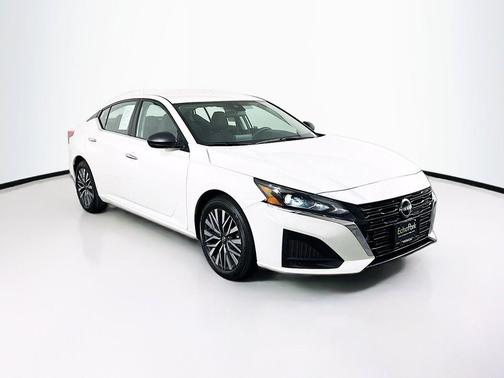 Glacier White 2025 Nissan Altima SV