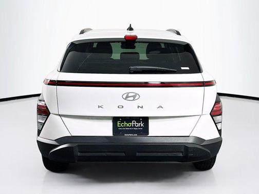 Atlas White 2025 Hyundai KONA SEL