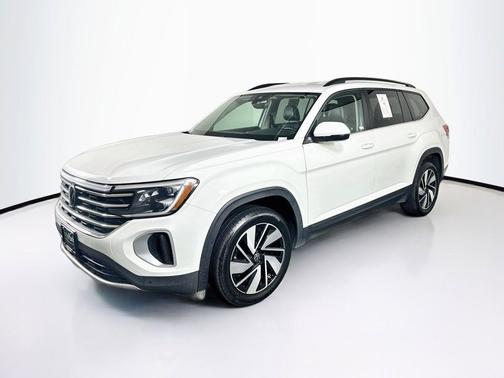Pure White 2024 Volkswagen Atlas 2.0T SE w/Technology 4MOTION