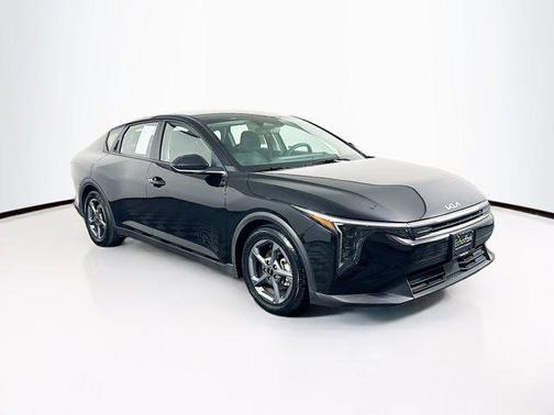 Aurora Black Pearl 2025 Kia K4 LXS