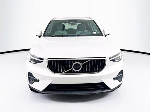 2025 Volvo XC40 Core Bright Theme