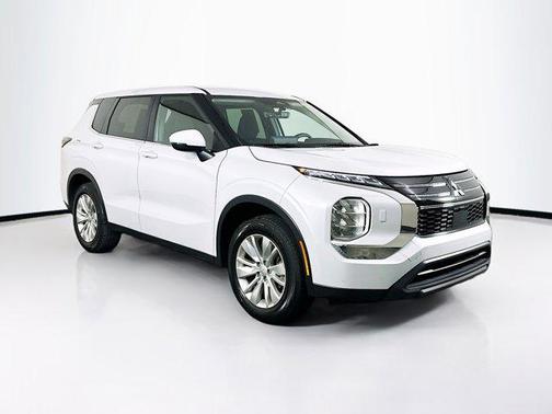 Alloy Silver Metallic 2025 Mitsubishi Outlander ES