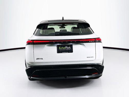 Everest White Pearl Tricoat/Black Diamond Pearl 2023 Nissan ARIYA ENGAGE