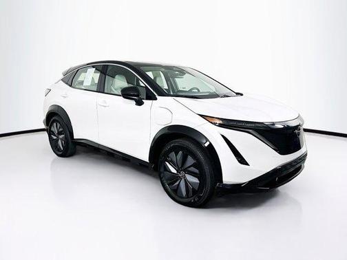 Everest White Pearl Tricoat/Black Diamond Pearl 2023 Nissan ARIYA ENGAGE