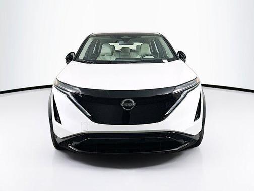 Everest White Pearl Tricoat/Black Diamond Pearl 2023 Nissan ARIYA ENGAGE