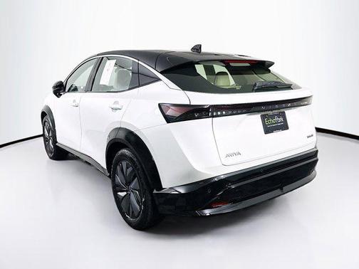 Everest White Pearl Tricoat/Black Diamond Pearl 2023 Nissan ARIYA ENGAGE