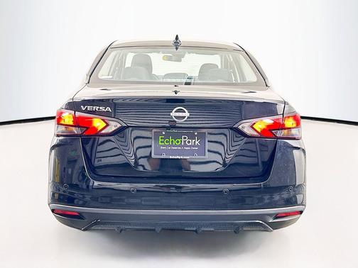 Super Black 2025 Nissan Versa 1.6 SV