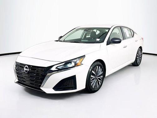 Glacier White 2025 Nissan Altima SV