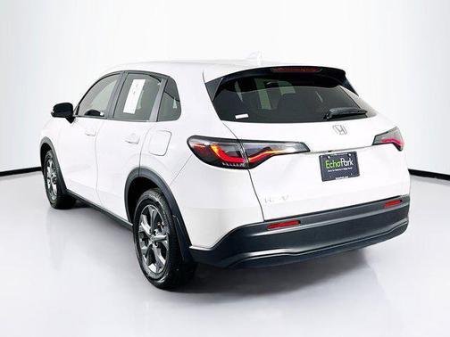 Platinum White Pearl 2026 Honda HR-V LX