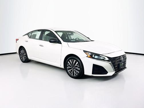 Glacier White 2025 Nissan Altima SV