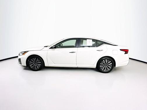 Glacier White 2025 Nissan Altima SV