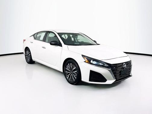 Glacier White 2025 Nissan Altima SV
