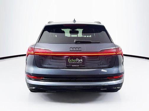 2022 Audi e-tron Premium Plus