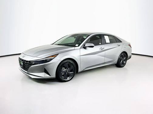 Shimmering Silver Pearl 2022 Hyundai ELANTRA SEL